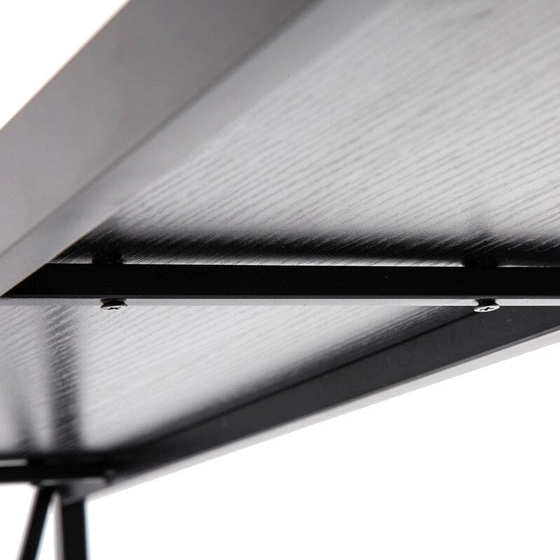 La console de commande étroite est dotée d'un plateau en mélamine et d'un cadre en fer en forme de croix.